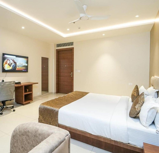 Bedroom 2, All Seasons, Lucknow