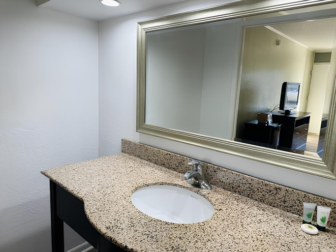 Bathroom 4, Astoria Hotel North, Danville