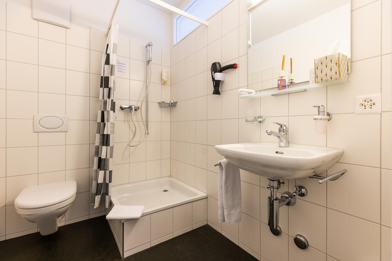 Bathroom 4, Hotel Bv Ren Niederscherli, Bern