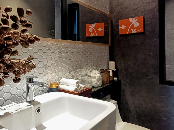 Bathroom 2, Chombua MaeWang ชมบัว, Mae Wang