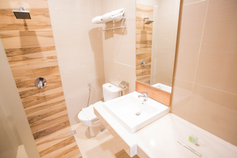 Bathroom 5, TranzMAV Hotel Samarinda, Samarinda