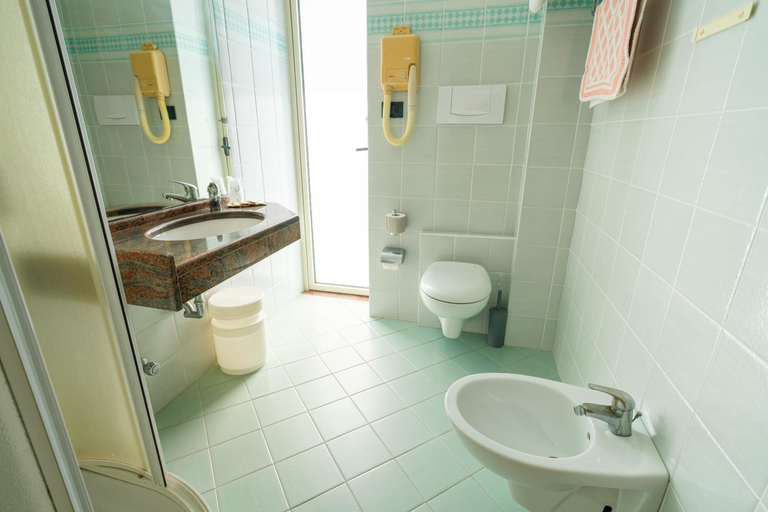 Bathroom 5, Hotel Classic, Ravenna