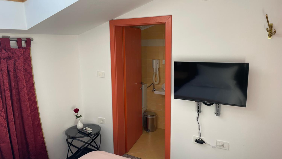 Bathroom 4, MADONCA ROOMS & RESTAURANT, Gorizia