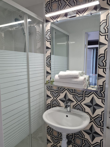 Bathroom 5, Hotel Arcades, Hautes-Pyrénées