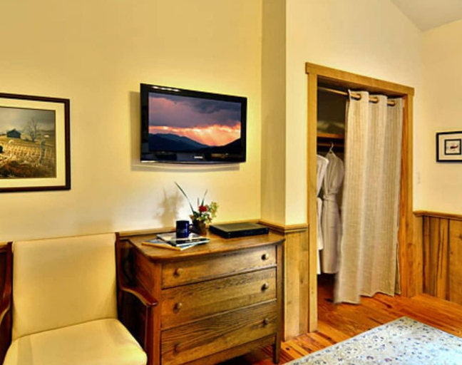 Bedroom 2, BENT CREEK LODGE - BED AND BREAKFAST, Buncombe