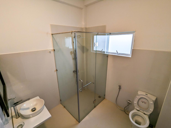 Bathroom 3, The Aurelia, Udapalatha