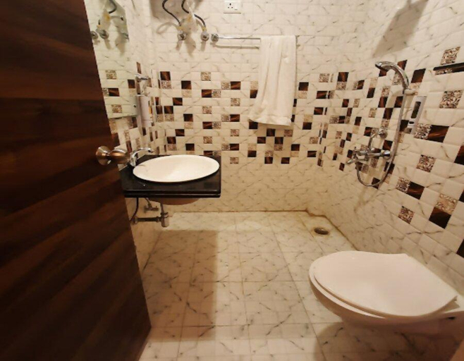 Bathroom, Veena's Vista, Lucknow