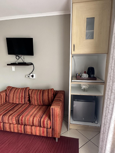 Others 2, Repa Boutique GuestLodge, Frances Baard