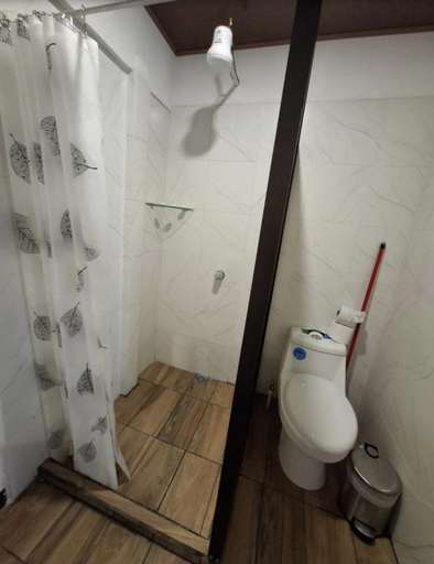 Bathroom 4, Cabini Taz, Talamanca