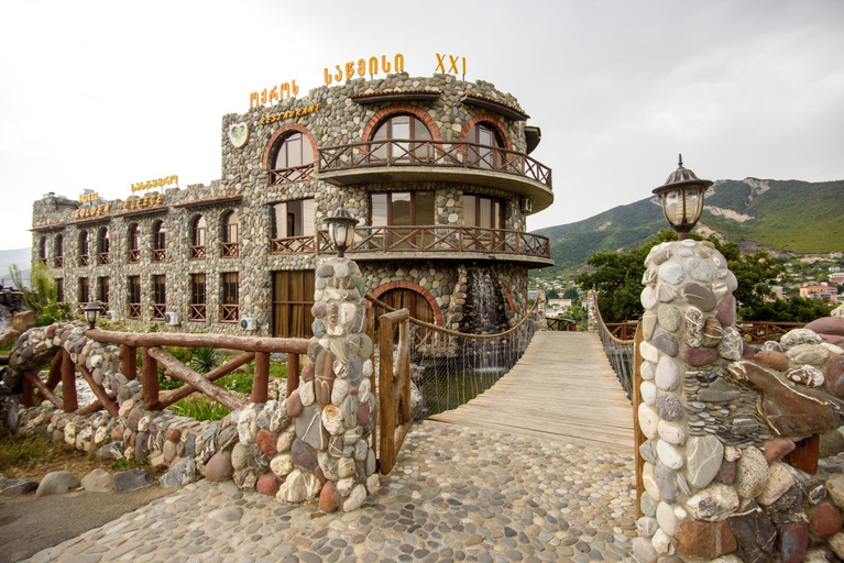 Exterior & Views