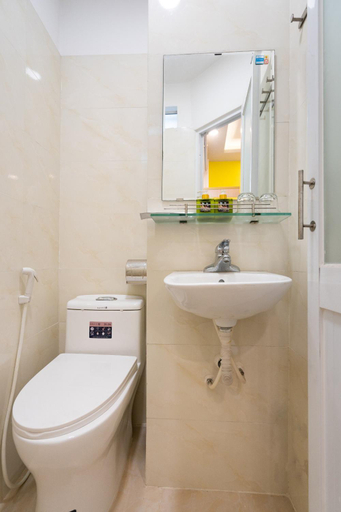 Bathroom 3, Ahu Homestay, District 1