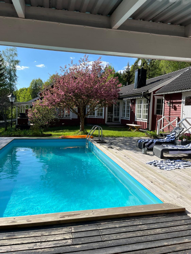Sport & Beauty 2, Charming property with private pool, Sigtuna