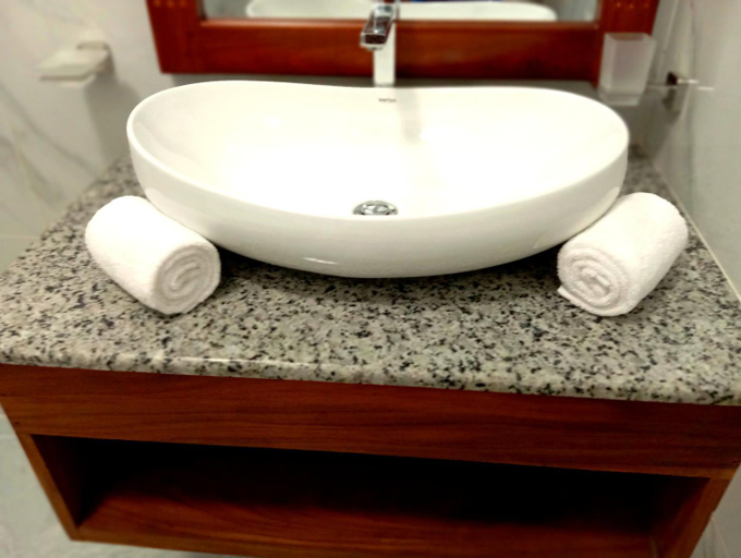 Bathroom 3, Crown Breeze, Habaraduwa