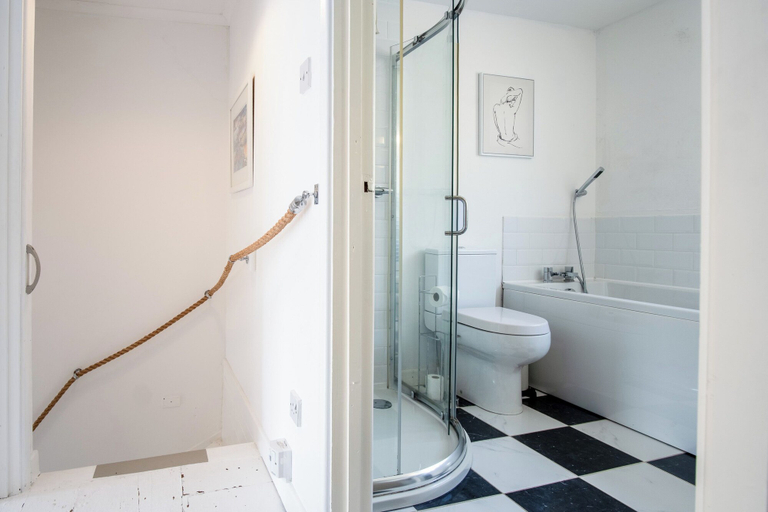 Bathroom 3, Norton Cottage - 3 Bedroom Cottage - Tenby, Pembrokeshire