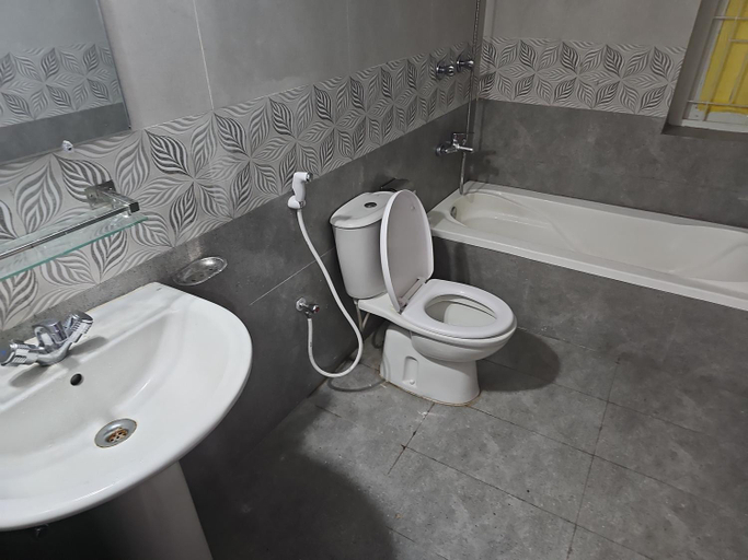 Bathroom, Hotel Family Inn near Airport Uttara, Dhaka, Dhaka