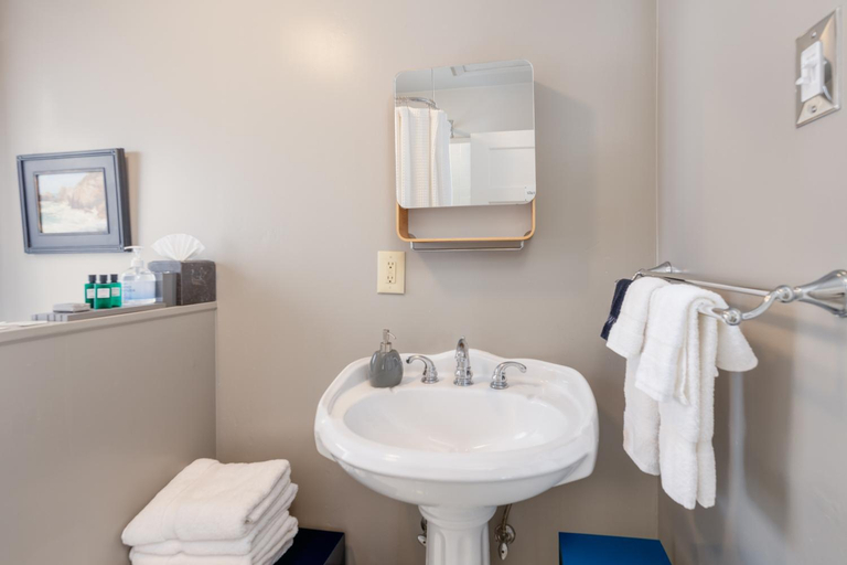 Bathroom 4, Nantucket Whale Inn, San Mateo