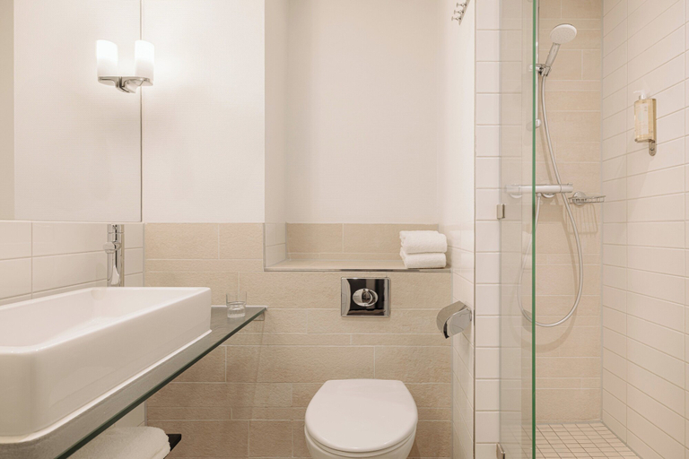 Bathroom 5, Leonardo Oranje Hotel Leeuwarden, Leeuwarden