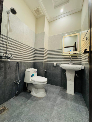Bathroom 5, Hotel Breezy, Lahore