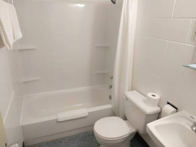 Bathroom, Shoal Lake Motor Inn, Division No. 15