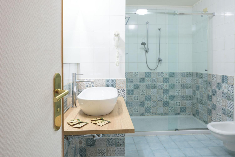 Bathroom 4, Hotel Arcadia, Macerata