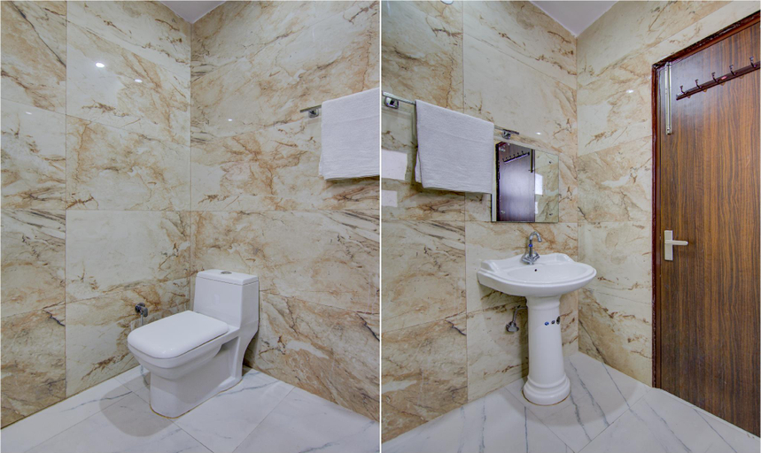 Bathroom 4, Treebo The King Mohali, Sahibzada Ajit Singh Nagar