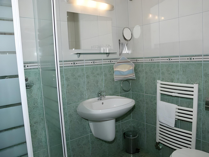 Bathroom 2, Konig Hotel, Nagykanizsai/Zalakaros