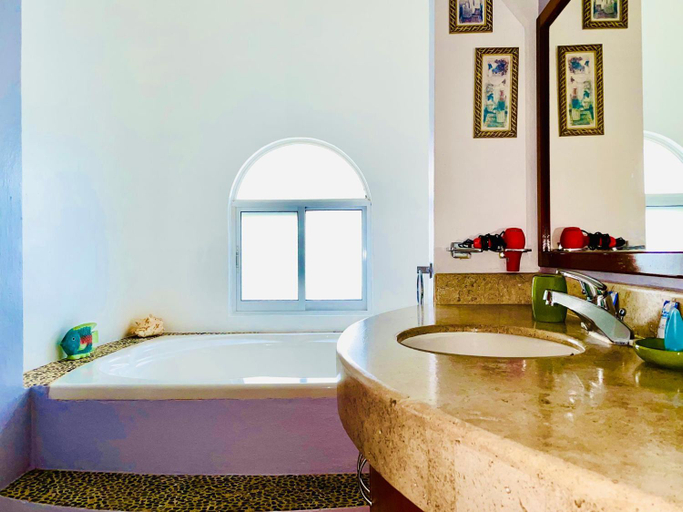 Bathroom 2, Deluxe Balcony Room With Swimming Pool Air Conditioning and Parking, Cozumel