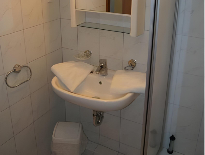 Bathroom 5, Hotel Dorfkrug Busum, Dithmarschen