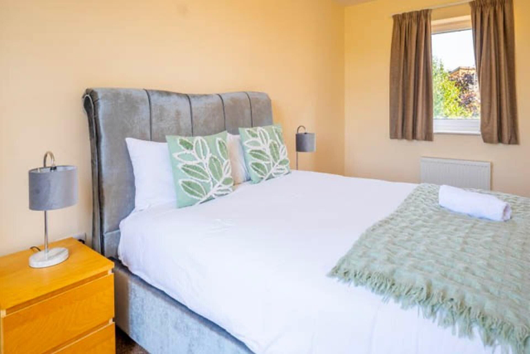 Bedroom 5, 14 Guests-6 Bedroom House, Free Parking, Milton Keynes