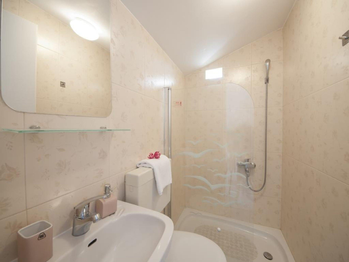 Bathroom, Apartments Villa Angela - Studio Apartment with Terrace and Sea View Angela, Baška Voda