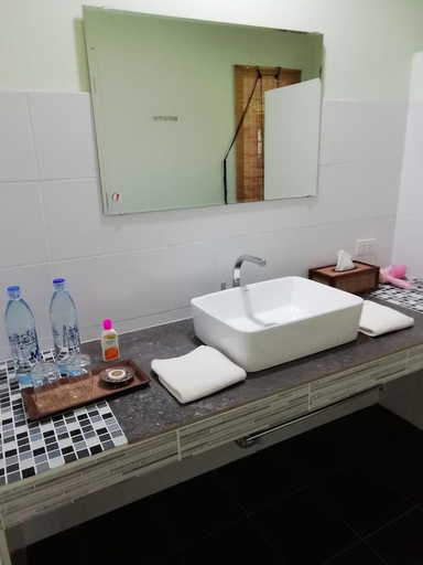 Bathroom 3, Longan Tree, Saraphi
