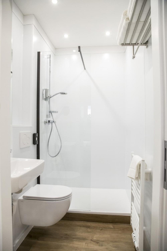 Bathroom 2, Main Motel, Miltenberg