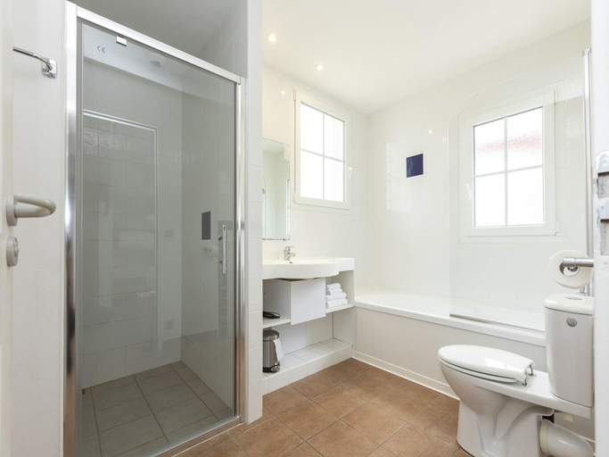 Bathroom 3, Beautiful home in Gujan Mestras w/ , Gironde