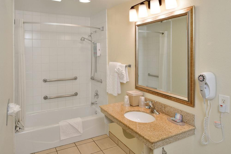 Bathroom 4, Lamplighter Inn & Suites at SDSU, San Diego