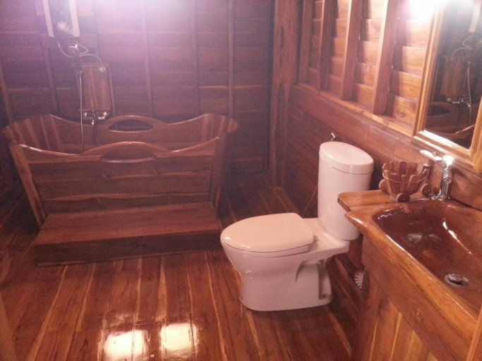 Bathroom, Huanmaisakngam Resort, San Kamphaeng