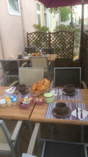 Food & Drinks