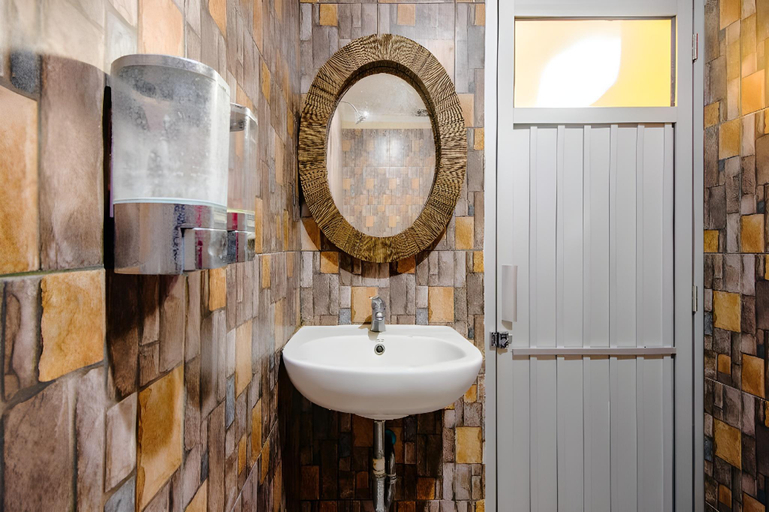 Bathroom 3, Hotel O Opak Village Bed & Breakfast, Bantul