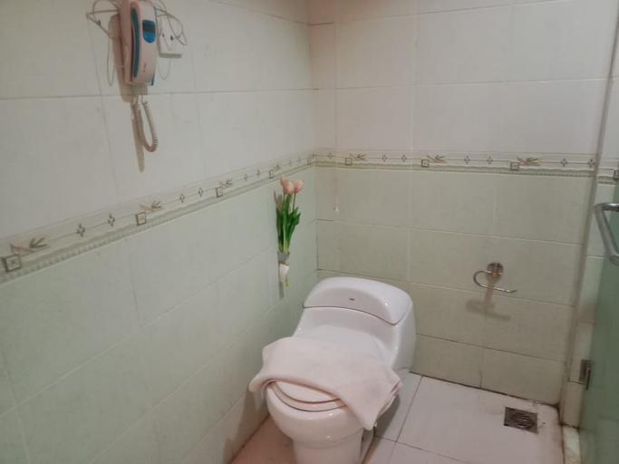 Bathroom 5, Grand Royal Taliwang Hotel, West Sumbawa