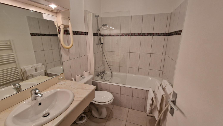 Bathroom 3, Hotel Saint Jacques, Sarthe