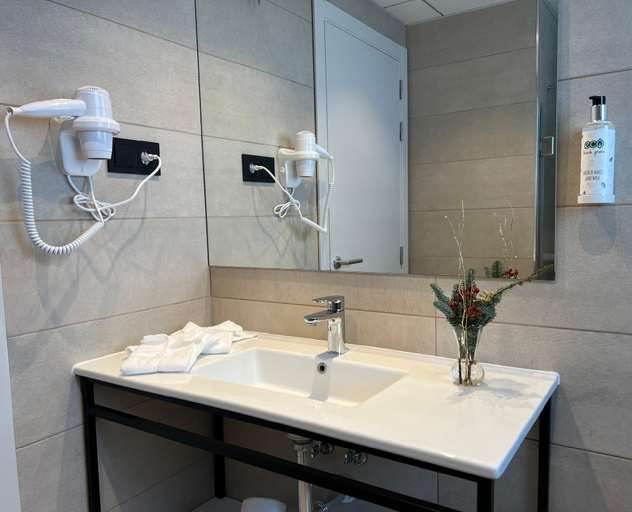 Bathroom 4, Hotel San Cristobal, Málaga