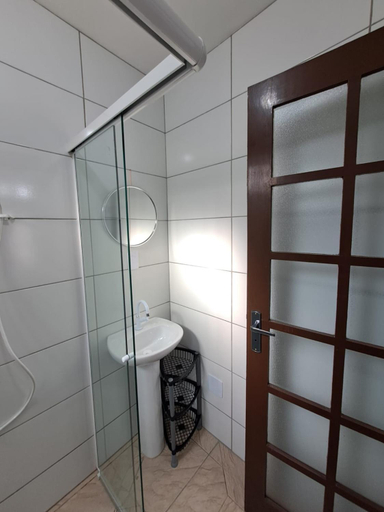Bathroom 3, Brusque Comfort Studios, Brusque