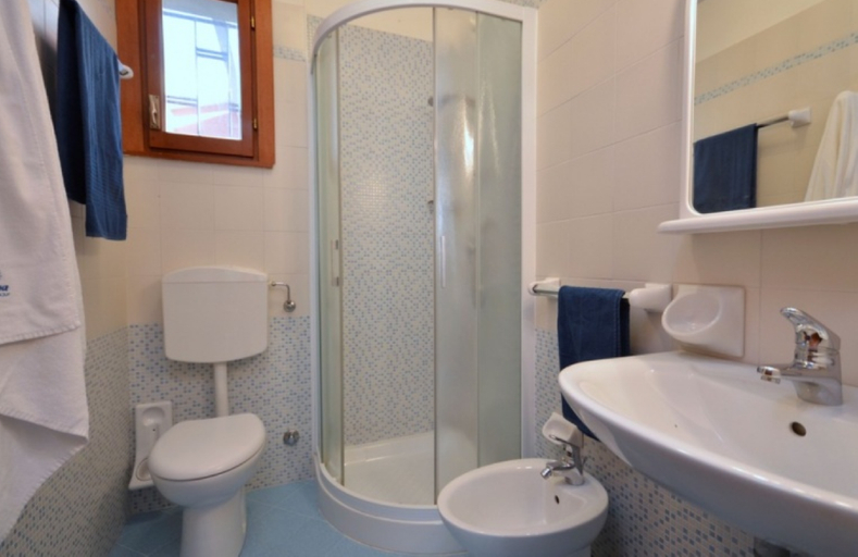 Bathroom 3, Villa with private garden and bbq in Bibione Pineda, Venezia