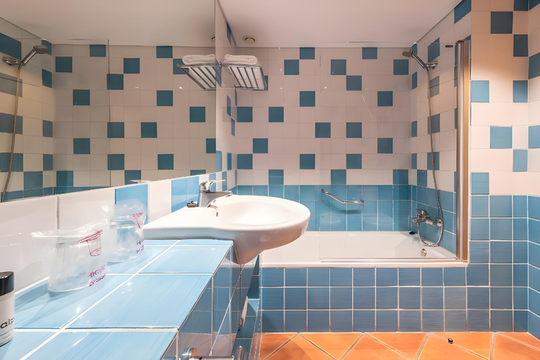 Bathroom 5, The Patio Suite Hotel, Albufeira