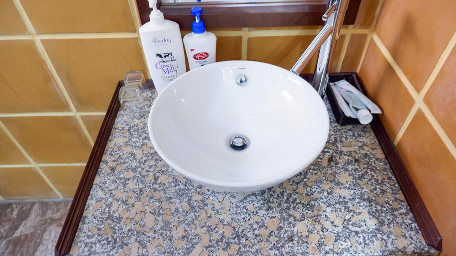 Bathroom 5, Ananas Family Hotel - Pool Terrace, Phú Nhuận