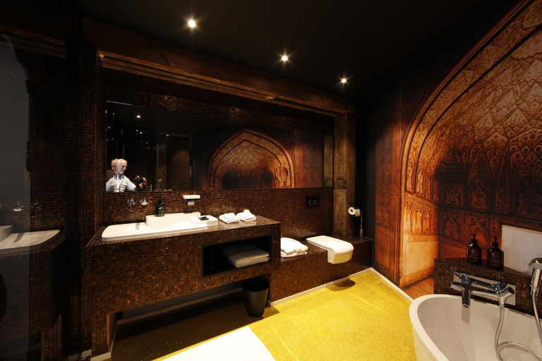 Others 3, Koto Garden Suites, Antwerpen