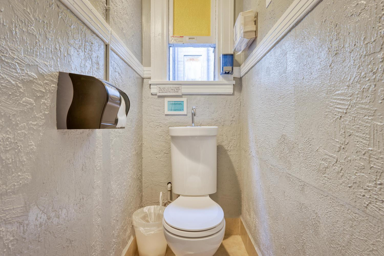 Bathroom 4, HI San Francisco Downtown Hostel, San Francisco