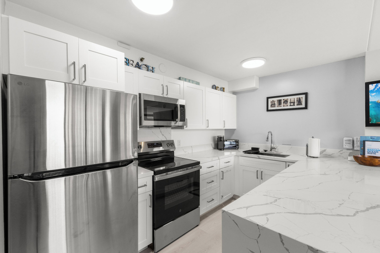 Private kitchen 5, Waikiki Banyan 1BR, Honolulu