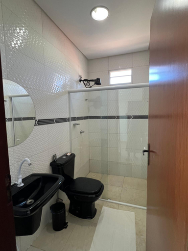 Bathroom 2, Sambura Suites, Japaratinga