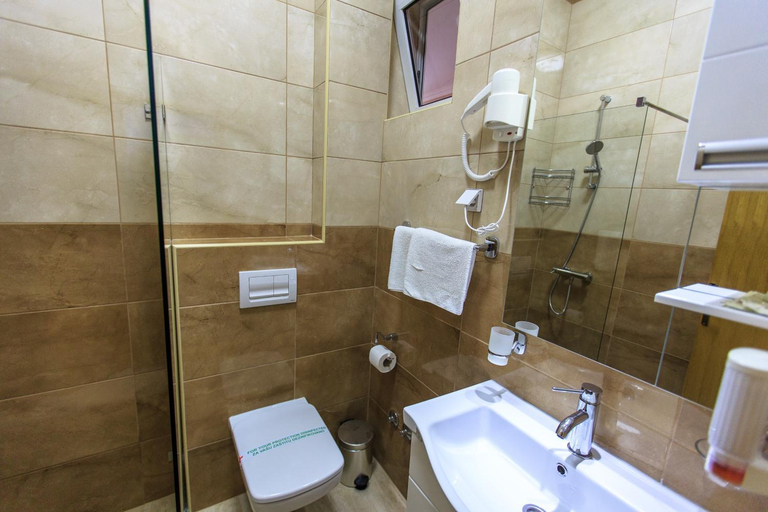 Bathroom 3, Sirena Marta