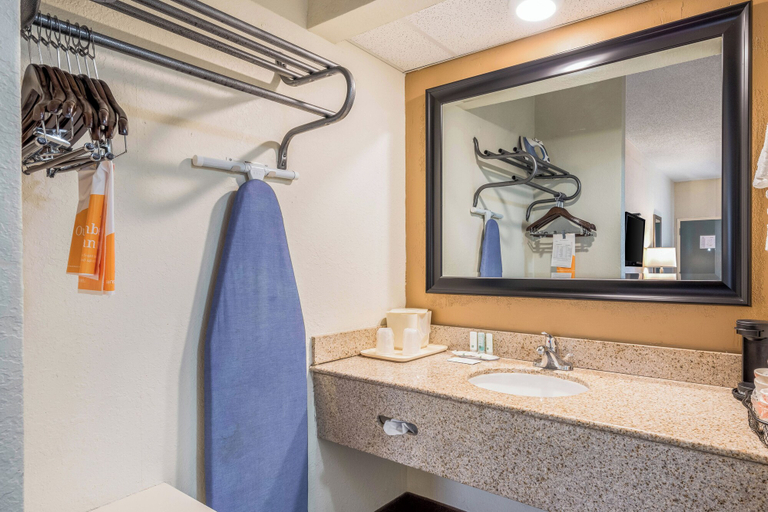 Bathroom 4, Quality Inn Johnson City near Downtown, Washington